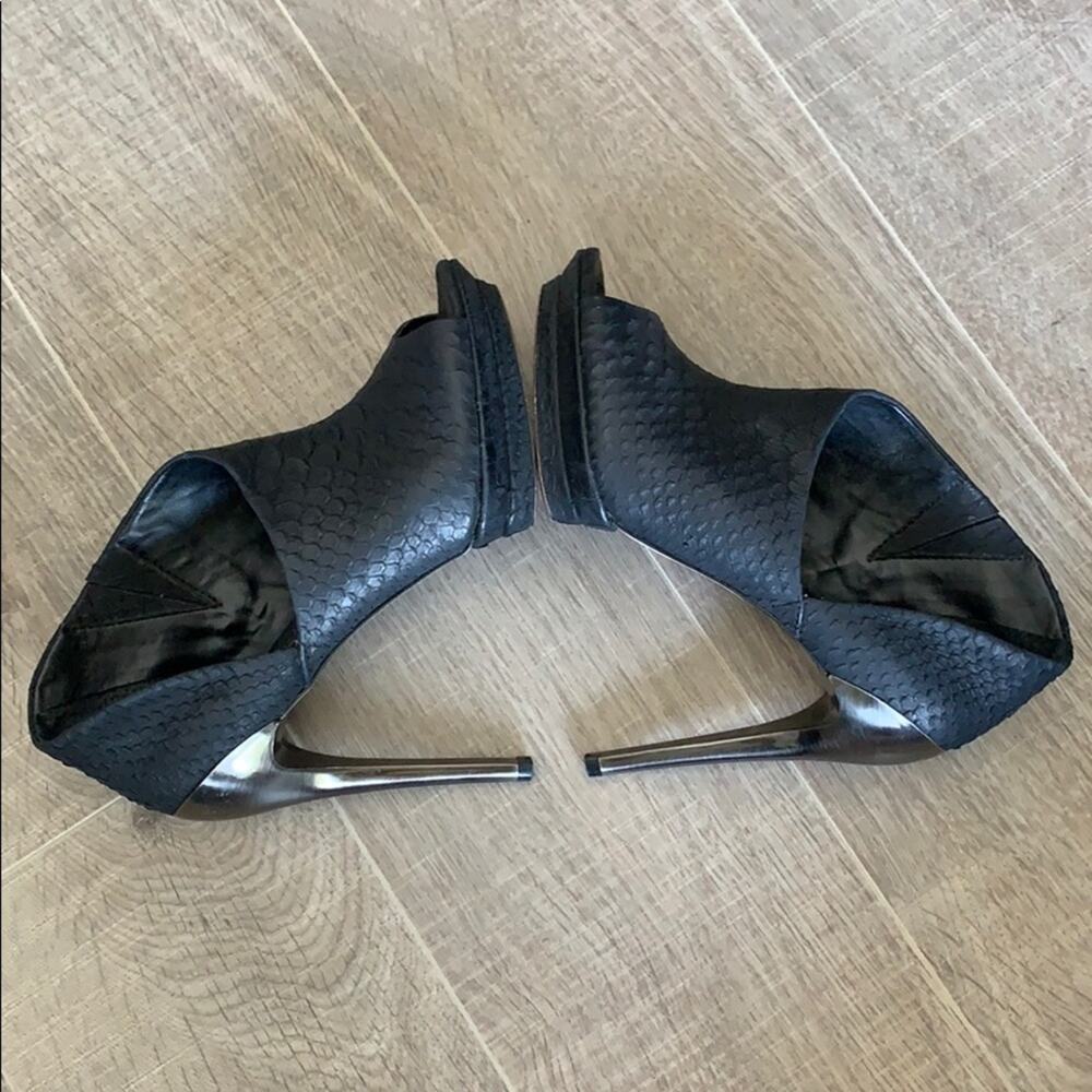 BCBG MAXAZRIA Women's Black Glazed Python Peep To… - image 9